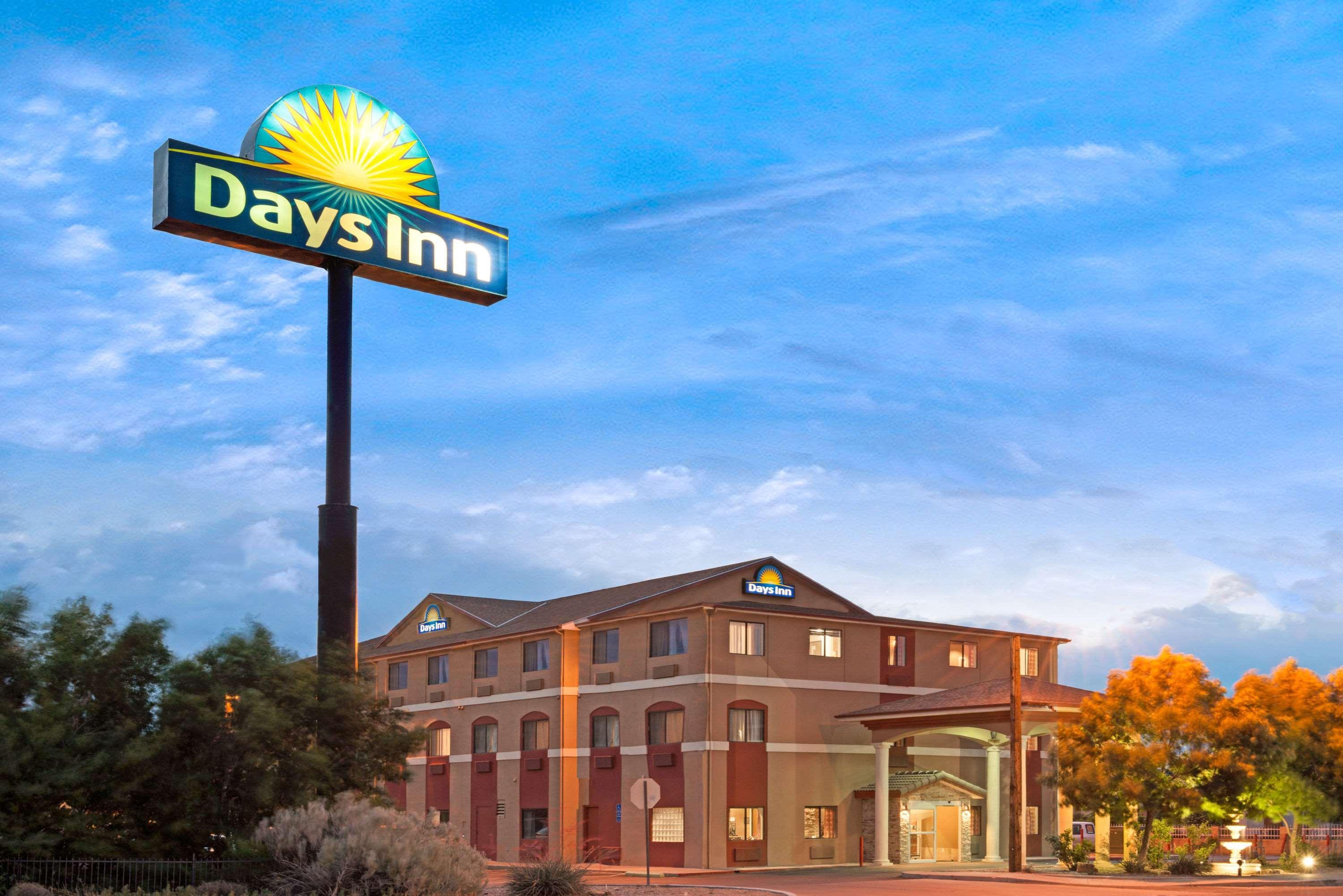 Days Inn By Wyndham ברנלילו מראה חיצוני תמונה