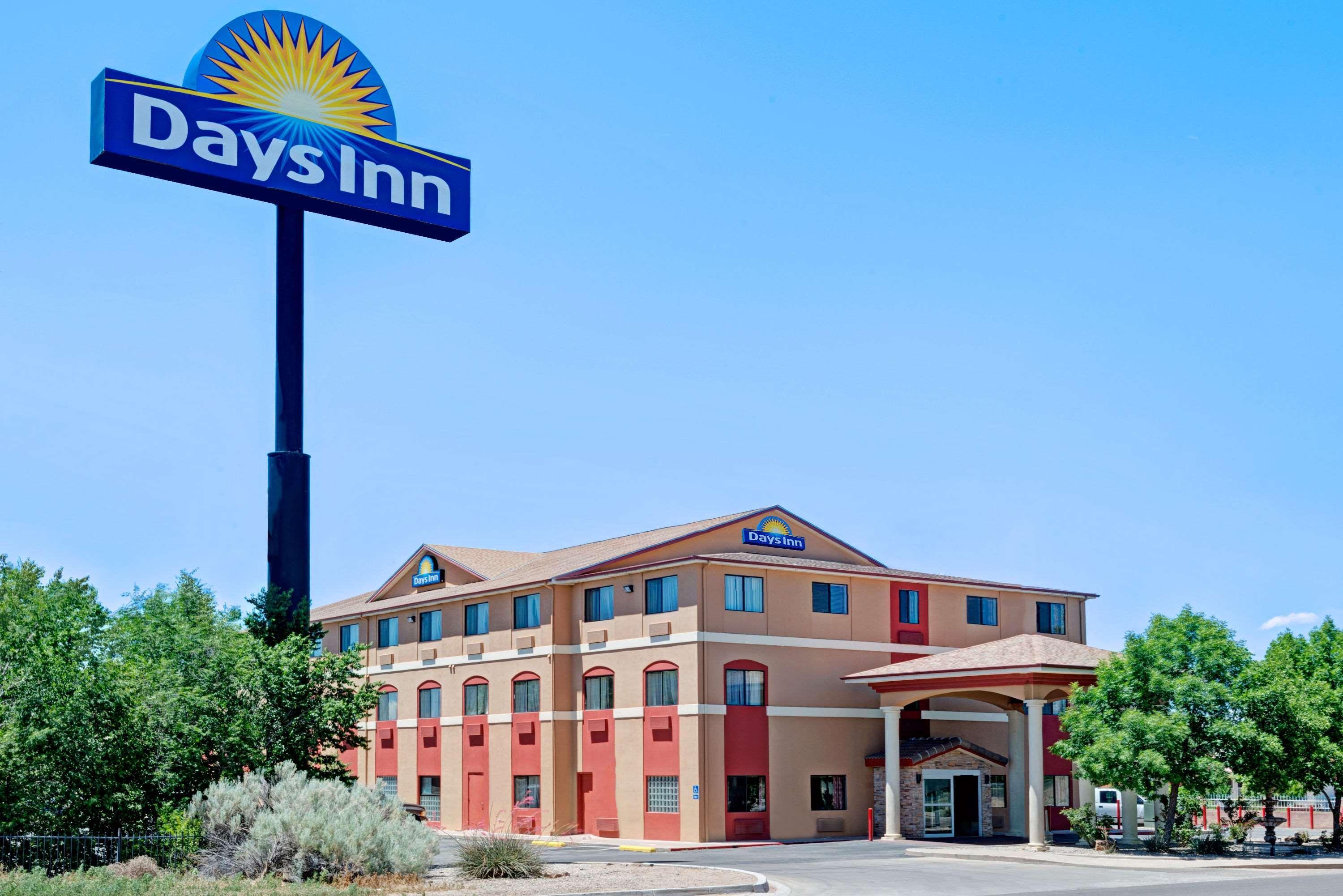 Days Inn By Wyndham ברנלילו מראה חיצוני תמונה